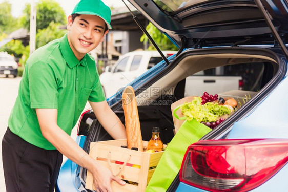 提供新鲜蔬菜食品和水果后车用木篮子装满送女顾客回家门口图片