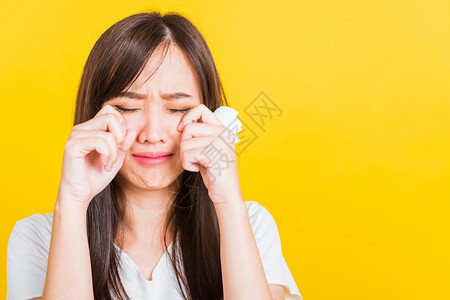 她哭着用纸巾擦眼泪紧贴着美丽的女孩图片