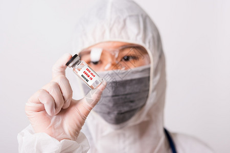 女医生身穿制服佩戴面罩注射给小瓶疫苗医疗COVID19图片