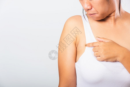近的亚裔妇女指着她的皮肤紧亚裔妇女指着她的皮肤手间脂肪皮下皱纹的肤有问题手间皮肤工作室孤立在白色背景上健康过量脂肪概念图片