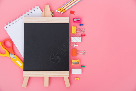 最直观的文具附件工和黑板平套装供有粉红背景返回学校概念的教育儿童使用并有复制空间图片