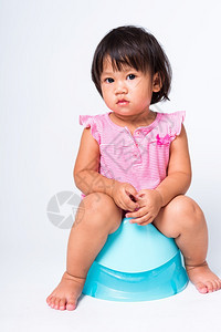 亚洲可爱的小婴儿女孩教育培训坐在蓝室锅或便壶里演播室拍摄孤立在白色背景上Wc厕所概念图片
