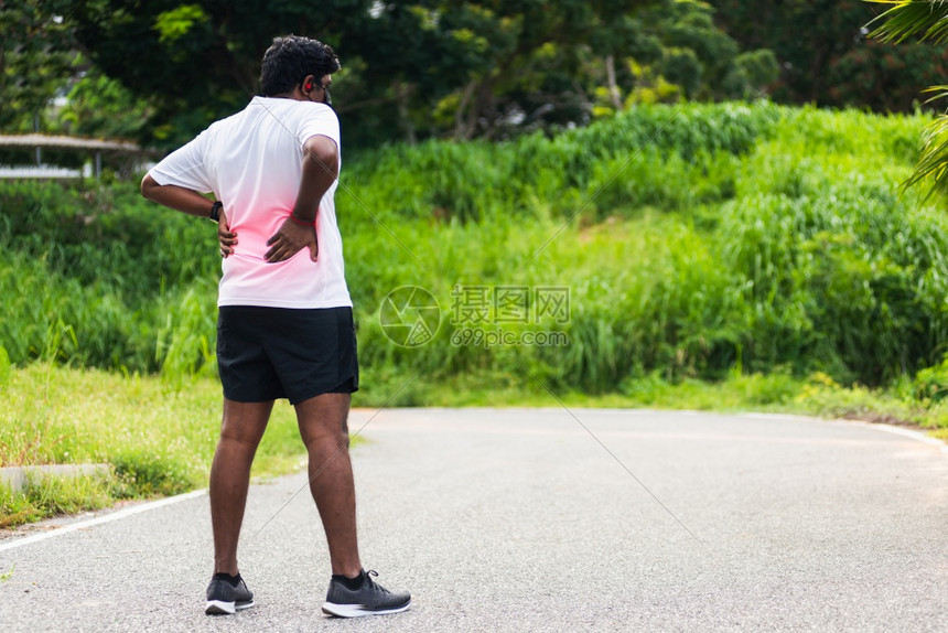 在户外街头健康公园跑动时黑男子穿戴手表在脊椎背部和臀下感到疼痛健康运动因锻炼概念而受伤图片