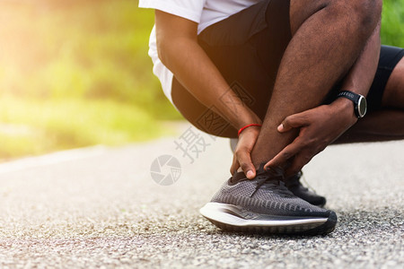 在户外街头健康公园跑时脚踝扭曲在户外街头健康公园脚踝骨折健康锻炼导致受伤图片