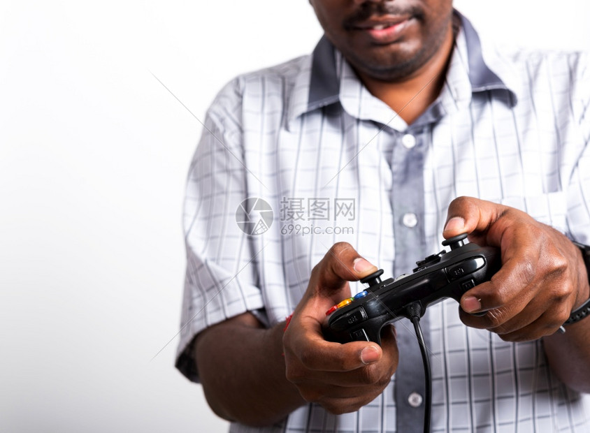 亚洲快乐的肖像年轻的黑人男子滑稽使用手玩游戏视频板球棒控制器摄影棚拍孤立的白色背景图片