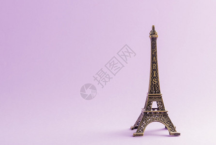 巴黎法国纪念碑埃菲尔塔著名的里程碑模型摄影棚拍孤立的紫底背景图片