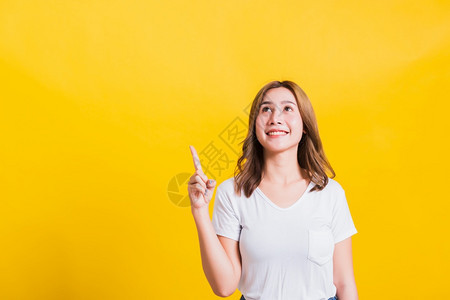 身穿白色T恤衫的亚洲泰国快乐肖像美丽可爱的年轻女子站立在白色T恤衫上图片