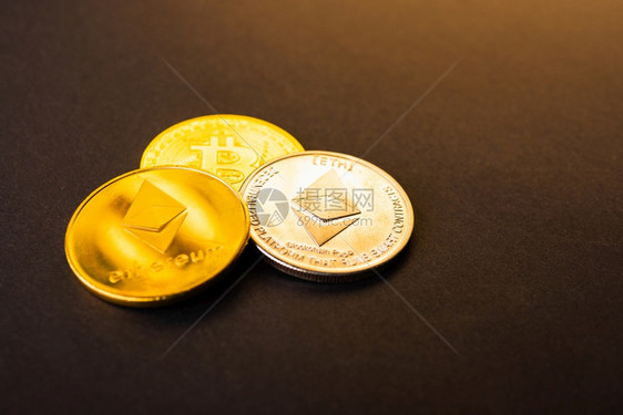 金化硬币或黑背景链和货币加密概念上的Eetherum网络交换图片