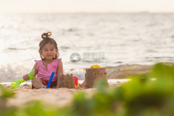 可爱的小女孩玩沙子图片