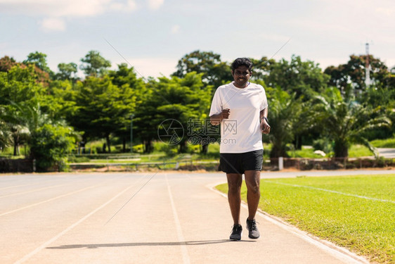 亚洲青年体育运动员亚洲青年体育运动员跑步黑人男子穿着脚鞋在跑步车线路露户外训练健康锻炼图片