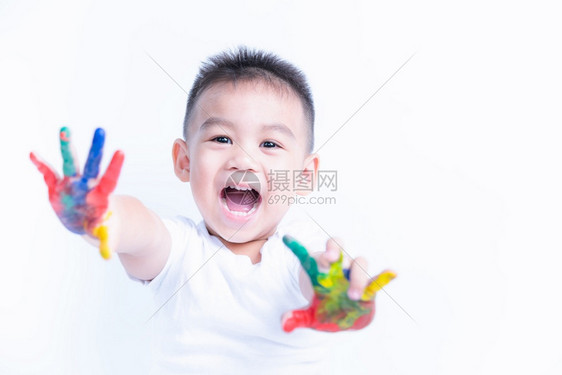 亚洲快乐的小男孩亚洲小男孩肖像展示他手上有水彩或指涂料摄影棚的与背景婴儿23岁图片