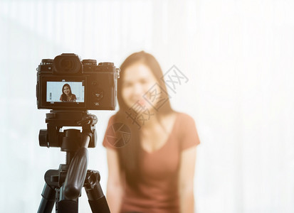 带着专业数字技术设备现场录制谈话视频电会议在线视频博客道图片