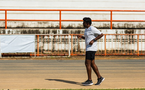 亚洲青年体育运动员亚洲青年体育运动员跑步黑人男子穿着脚鞋在跑步车线路露户外训练健康锻炼图片