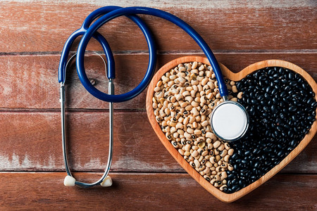 世界粮食日黑豆和大种子和医生听诊器图片