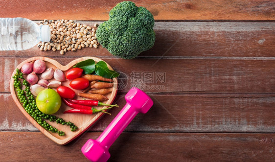 心盘和运动鞋哑铃水中各种新鲜有机水果和蔬菜哑铃水木制健身桌摄影棚康饮食素品概念世界粮食日图片