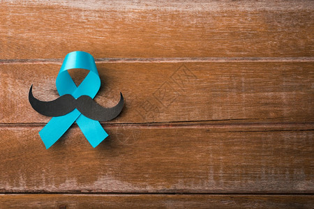 蓝色1月浅丝带有木背景的男子胡移动健康意识前列腺癌图片