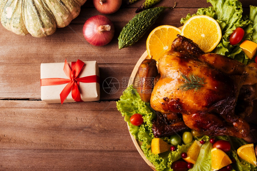 感恩节烤火鸡或和蔬菜圣诞晚宴最佳观赏圣诞晚宴食物木桌背景传统自家制作的食品装饰节日感恩快乐概念图片