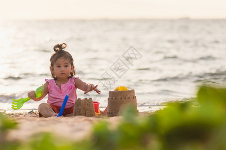 可爱的小女孩玩沙子背景