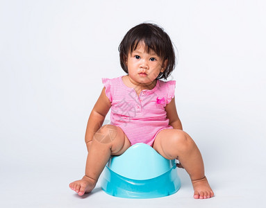 亚洲可爱的小婴儿女孩教育培训坐在蓝室锅或便壶里演播室拍摄孤立在白色背景上Wc厕所概念图片