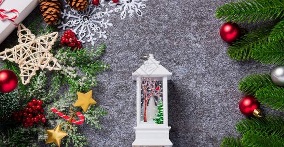 新年模板有圣诞节装饰日边界绿色fir树枝的顶部视图带有Xmas装饰品星和礼盒具体表格背景复制文本空间图片