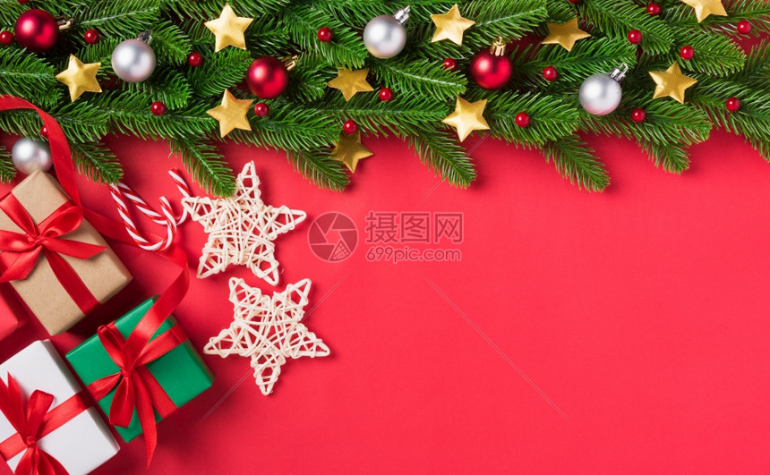 圣诞假日背景构成Xmas贺卡取自以上fir树枝装饰品和带有复制空间的红桌背景礼品盒新年概念图片