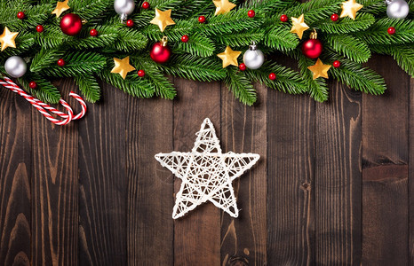 圣诞假日园林边界树枝Xmas装饰品黑桌木本面的星和复制空间新年快乐概念图片