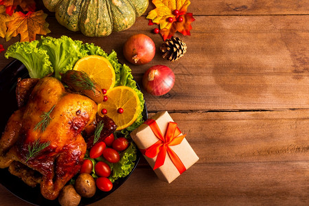 感恩节免费感恩节烤火鸡或肉和蔬菜圣诞晚餐宴食物装饰木桌背景摄影棚拍节日感恩概念背景