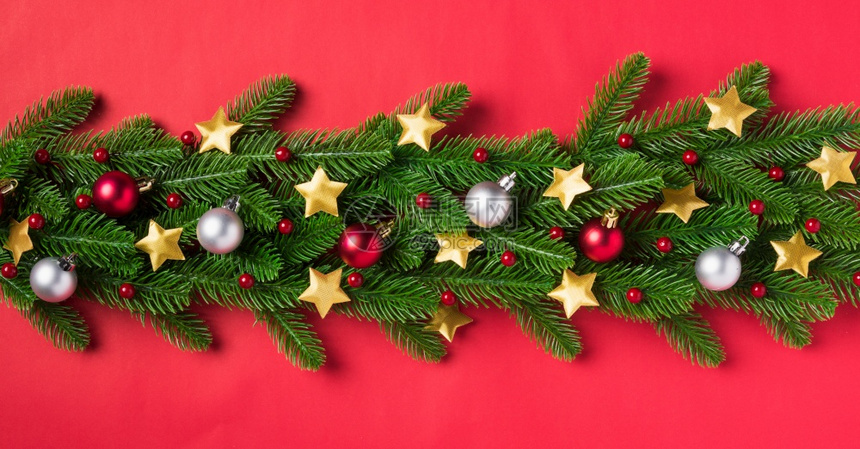 圣诞背景展示了贺卡上面有顶见绿色fir树枝和装饰Xmas节庆祝活动红桌背景和复制空间图片