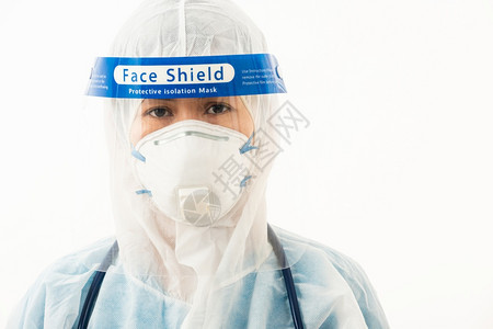 身穿个人防护设备制服穿戴面罩防护和塑料面的近身女医务人员以隔离白本的新冠COVID19爆发检疫图片