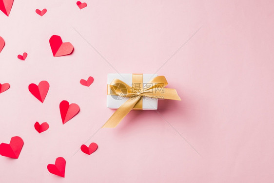 情人节的背景白色礼物盒明信片和纸质飞翔元素的红心切开在粉背景上孤立的贺卡爱象征快乐母亲情人节概念图片