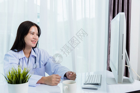 亚洲年轻美丽的女医生在线视频电话会议图片