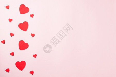 情人节的背景红心构成爱情人节的贺卡爱情人节的概念以粉红背景与复制空间隔开上面的顶端视图平图片