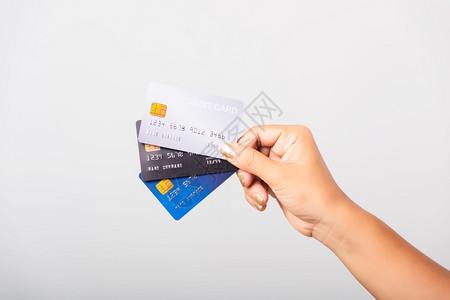 近亲手握着亚裔女她持有银行信用卡以支付网上购物的薪酬图片