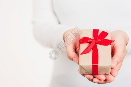 情人节女美容手拿着小礼物盒赠送包装纸上面有白色背景圣诞节新年生日假背景概念与白色背景隔绝的丝带圣诞生日背景概念图片