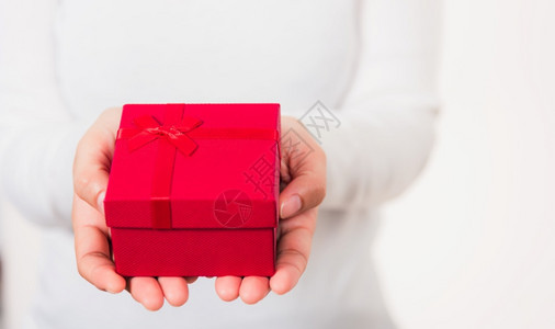 情人节女美容手拿着小礼物盒赠送包装纸上面有白色背景圣诞节新年生日假背景概念与白色背景隔绝的丝带圣诞生日背景概念图片