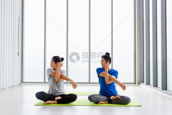 两个亚洲有体育吸引力的女子一起上瑜伽课在健身的GYM年青和长女在瑜伽班上做运动健康生活方式图片