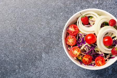 健康多彩色沙拉碗西红柿新鲜混合叶子水泥石桌背景菜盘中的蔬健康沙拉零食物重量损失概念图片