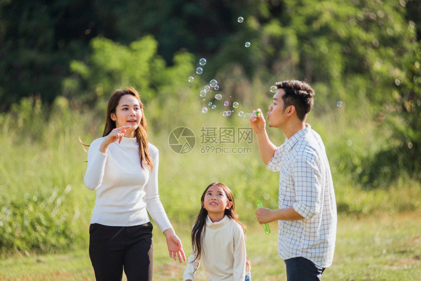 亚洲家庭快乐生活方式母亲父和可爱的小女孩一起玩得开心享受户外游乐图片