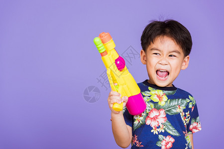 持有水枪玩具的小朋友背景图片