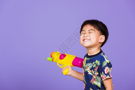 持有水枪玩具的小朋友图片