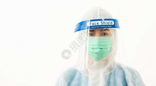 身穿个人防护设备制服穿戴面罩防护和塑料面的近身女医务人员以隔离白本的新冠COVID19爆发检疫背景图片
