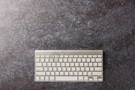 办公桌上带有复制文本空间的具体背景现代白色计算机键盘的顶视平板图片