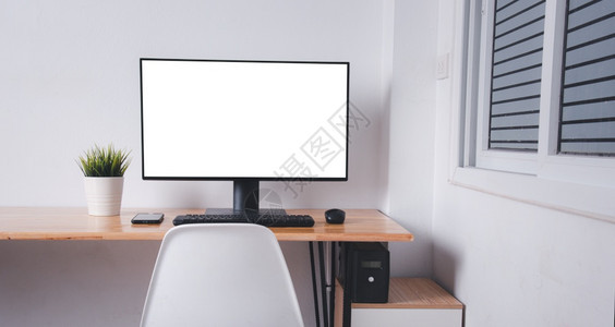 商务台有无线鼠标主办公室在白墙背景上键盘当代工作空间设备照片的计算机监视器上面有白空屏幕商务台有无线鼠标主办公室键盘白色墙背景当图片