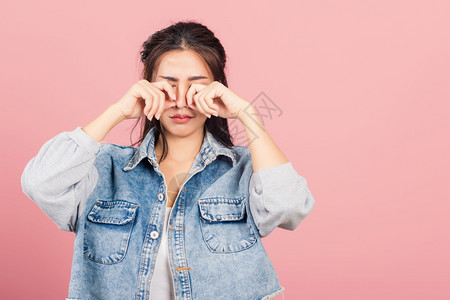 美丽的亚洲肖像可爱的年轻女人穿戴尼姆坏脾气她哭泣的泪用手指擦眼泪