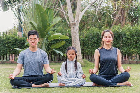 亚洲年轻母亲青父和在冥想室外的儿女一起做瑜伽练习在自然界中形成一个野外花园公家庭孩子运动和健康生活方式的锻炼背景图片