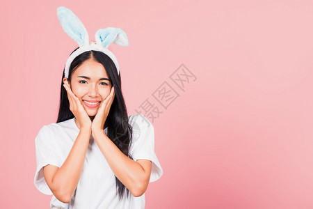 复活节快乐美丽的年轻少女微笑着穿复活节兔子耳朵的微笑图片