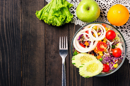 健康多彩新鲜沙拉碗的顶端景色配有quinoa西红柿和混合蔬菜图片