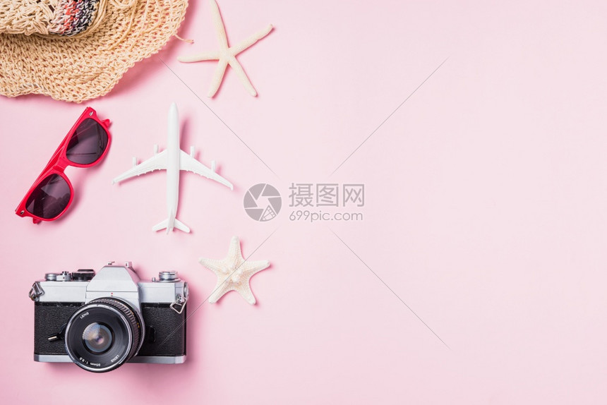 顶端观景平面模型包括反光相机电影飞帽子太阳镜海星滩旅行者粉红背景的附件影印空间商务旅行和暑假概念图片