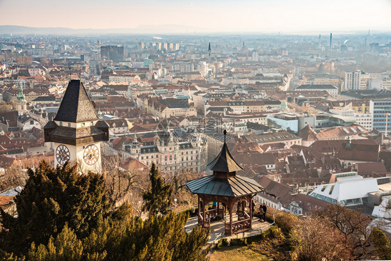 格拉茨施蒂里亚奥地利2019从施洛斯堡山城市屋顶穆尔河和市中心冬季蓝天的太阳钟塔旅行目的地图片