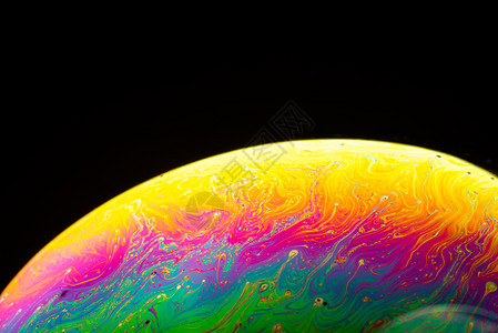 从反映光的肥皂泡沫中摘出的要背景深的彩虹香皂泡沫反映光的肥皂泡沫所摘出的要背景反映光的肥皂泡沫所摘出的要背景图片
